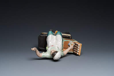 Sculpture en porcelaine de Chine repr&eacute;sentant un tisserand de coton, vers 1970