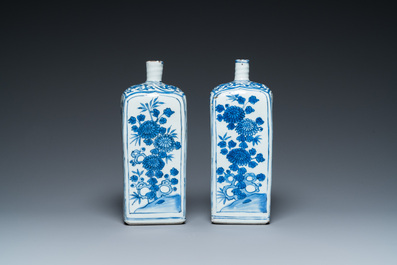 Paire de bouteilles en porcelaine de Chine de type kraak en bleu et blanc, Wanli
