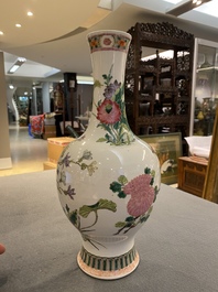 Vase en porcelaine de Chine famille rose &agrave; d&eacute;cor d'un oiseau parmi des branches fleuries, marque de Yongzheng, 19&egrave;me