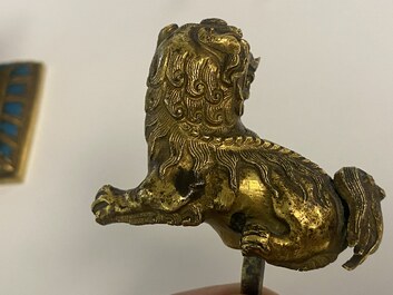 Een paar Chinese vergulde koperen boeddhistische leeuwen op champlev&eacute; basissen, 19e eeuw