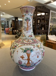 Vase de forme bouteille en porcelaine de Chine famille rose &agrave; d&eacute;cor d'antiquit&eacute;s, marque et &eacute;poque de Guangxu