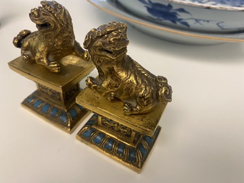 Een paar Chinese vergulde koperen boeddhistische leeuwen op champlev&eacute; basissen, 19e eeuw