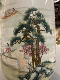 Een Chinese famille rose 'hu' vaas met fijn rivierlandschap, Qianlong merk, Republiek