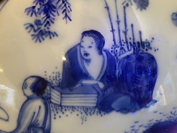 A Chinese blue and white 'fenghuang' box and cover, Transitional period