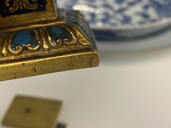 Een paar Chinese vergulde koperen boeddhistische leeuwen op champlev&eacute; basissen, 19e eeuw