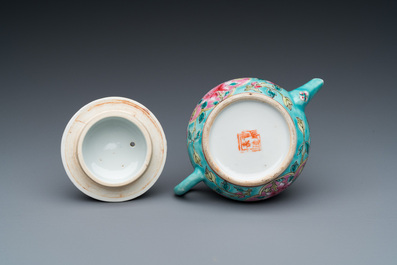 Een Chinese famille rose theepot voor de Straits of Peranakan markt, 19e eeuw