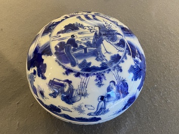 A Chinese blue and white 'fenghuang' box and cover, Transitional period