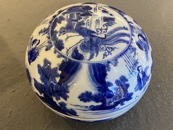 A Chinese blue and white 'fenghuang' box and cover, Transitional period