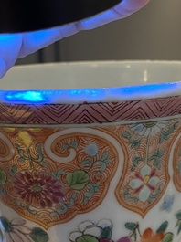 Vase de forme bouteille en porcelaine de Chine famille rose &agrave; d&eacute;cor d'antiquit&eacute;s, marque et &eacute;poque de Guangxu