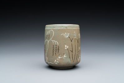 Bol &agrave; th&eacute; en porcelaine de Cor&eacute;e &agrave; d&eacute;cor en engobe sur fond c&eacute;ladon