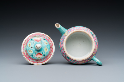Een Chinese famille rose theepot voor de Straits of Peranakan markt, 19e eeuw