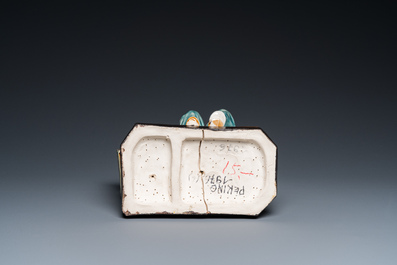 Sculpture en porcelaine de Chine repr&eacute;sentant un tisserand de coton, vers 1970