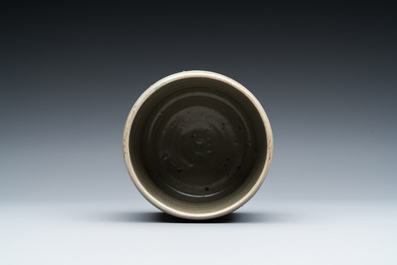 Bol &agrave; th&eacute; en porcelaine de Cor&eacute;e &agrave; d&eacute;cor en engobe sur fond c&eacute;ladon