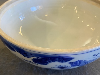 A Chinese blue and white 'fenghuang' box and cover, Transitional period