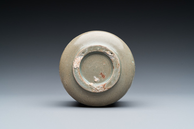 Bol &agrave; th&eacute; en porcelaine de Cor&eacute;e &agrave; d&eacute;cor en engobe sur fond c&eacute;ladon