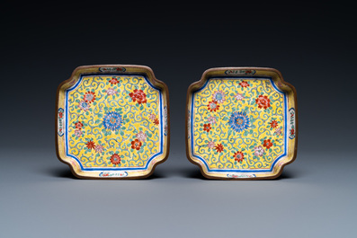 Een paar Chinese schotels in Canton email met gele fondkleur, Qianlong merk, 18/19e eeuw
