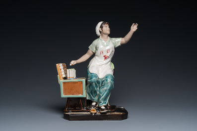 Sculpture en porcelaine de Chine repr&eacute;sentant un tisserand de coton, vers 1970