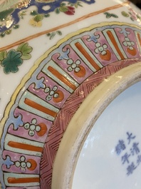 Vase de forme bouteille en porcelaine de Chine famille rose &agrave; d&eacute;cor d'antiquit&eacute;s, marque et &eacute;poque de Guangxu
