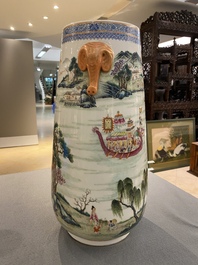 Een Chinese famille rose 'hu' vaas met fijn rivierlandschap, Qianlong merk, Republiek
