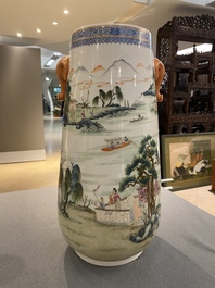 Een Chinese famille rose 'hu' vaas met fijn rivierlandschap, Qianlong merk, Republiek