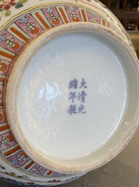 Vase de forme bouteille en porcelaine de Chine famille rose &agrave; d&eacute;cor d'antiquit&eacute;s, marque et &eacute;poque de Guangxu