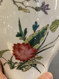 Vase en porcelaine de Chine famille rose &agrave; d&eacute;cor d'un oiseau parmi des branches fleuries, marque de Yongzheng, 19&egrave;me