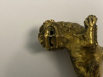 Een paar Chinese vergulde koperen boeddhistische leeuwen op champlev&eacute; basissen, 19e eeuw