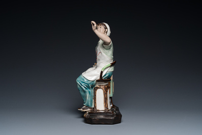 Sculpture en porcelaine de Chine repr&eacute;sentant un tisserand de coton, vers 1970