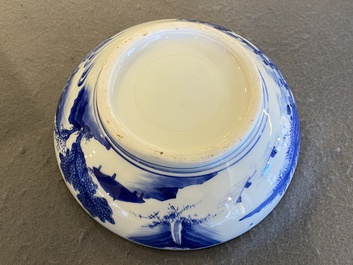 A Chinese blue and white 'fenghuang' box and cover, Transitional period