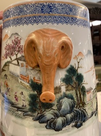 Een Chinese famille rose 'hu' vaas met fijn rivierlandschap, Qianlong merk, Republiek