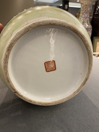Een Chinese famille rose 'hu' vaas met fijn rivierlandschap, Qianlong merk, Republiek