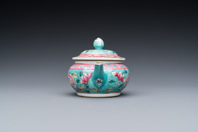 Een Chinese famille rose theepot voor de Straits of Peranakan markt, 19e eeuw