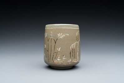 Bol &agrave; th&eacute; en porcelaine de Cor&eacute;e &agrave; d&eacute;cor en engobe sur fond c&eacute;ladon