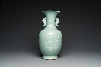Een Chinese celadon vaas met wit slibdecor, Qianlong merk en periode