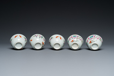 Cinq bols en porcelaine de Chine famille rose &agrave; d&eacute;cor de neuf p&ecirc;ches et une coupe aux poires de baumier, marque de Ju Ren Tang 居仁堂製, 19/20&egrave;me