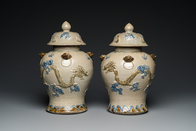 Paire de vases couverts en gr&egrave;s de Bat Trang &agrave; d&eacute;cor de dragons, Vietnam, 19&egrave;me