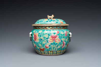 Een Chinese famille rose 'kamcheng' dekselkom voor de Straits of Peranakan markt, 19e eeuw