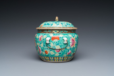Een Chinese famille rose 'kamcheng' dekselkom voor de Straits of Peranakan markt, 19e eeuw