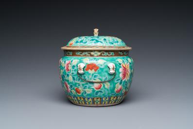 Een Chinese famille rose 'kamcheng' dekselkom voor de Straits of Peranakan markt, 19e eeuw
