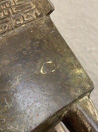 R&eacute;cipient &agrave; nourriture rituelle de type 'Fang Ding' en bronze &agrave; inscription, Chine, Song ou ant&eacute;rieur