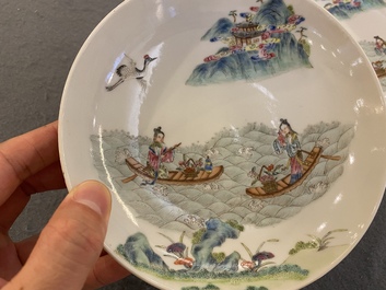 Een paar Chinese famille rose borden met onsterfelijken, Shen De Tang 慎德堂製 merk, 19e eeuw
