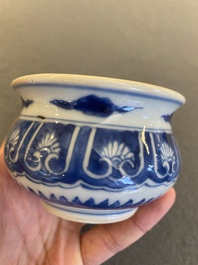 A small Chinese blue and white censer, Kangxi