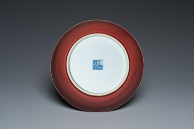 Een Chinees monochroom koperrood bord, Qianlong merk en periode
