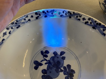 Twee Chinese blauw-witte kommen met eenden, herten en kraanvogels, Wanli