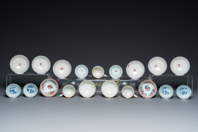 22 Chinese famille rose and blue and white cups and 19 saucers, koppen, Kangxi and later