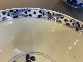 Twee Chinese blauw-witte kommen met eenden, herten en kraanvogels, Wanli