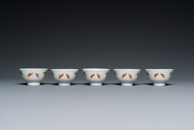 Cinq bols en porcelaine de Chine famille rose &agrave; d&eacute;cor de neuf p&ecirc;ches et une coupe aux poires de baumier, marque de Ju Ren Tang 居仁堂製, 19/20&egrave;me