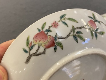 Een paar Chinese famille rose borden met onsterfelijken, Shen De Tang 慎德堂製 merk, 19e eeuw