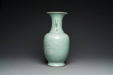Een Chinese celadon vaas met wit slibdecor, Qianlong merk en periode