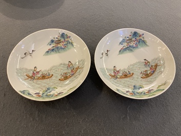 Een paar Chinese famille rose borden met onsterfelijken, Shen De Tang 慎德堂製 merk, 19e eeuw